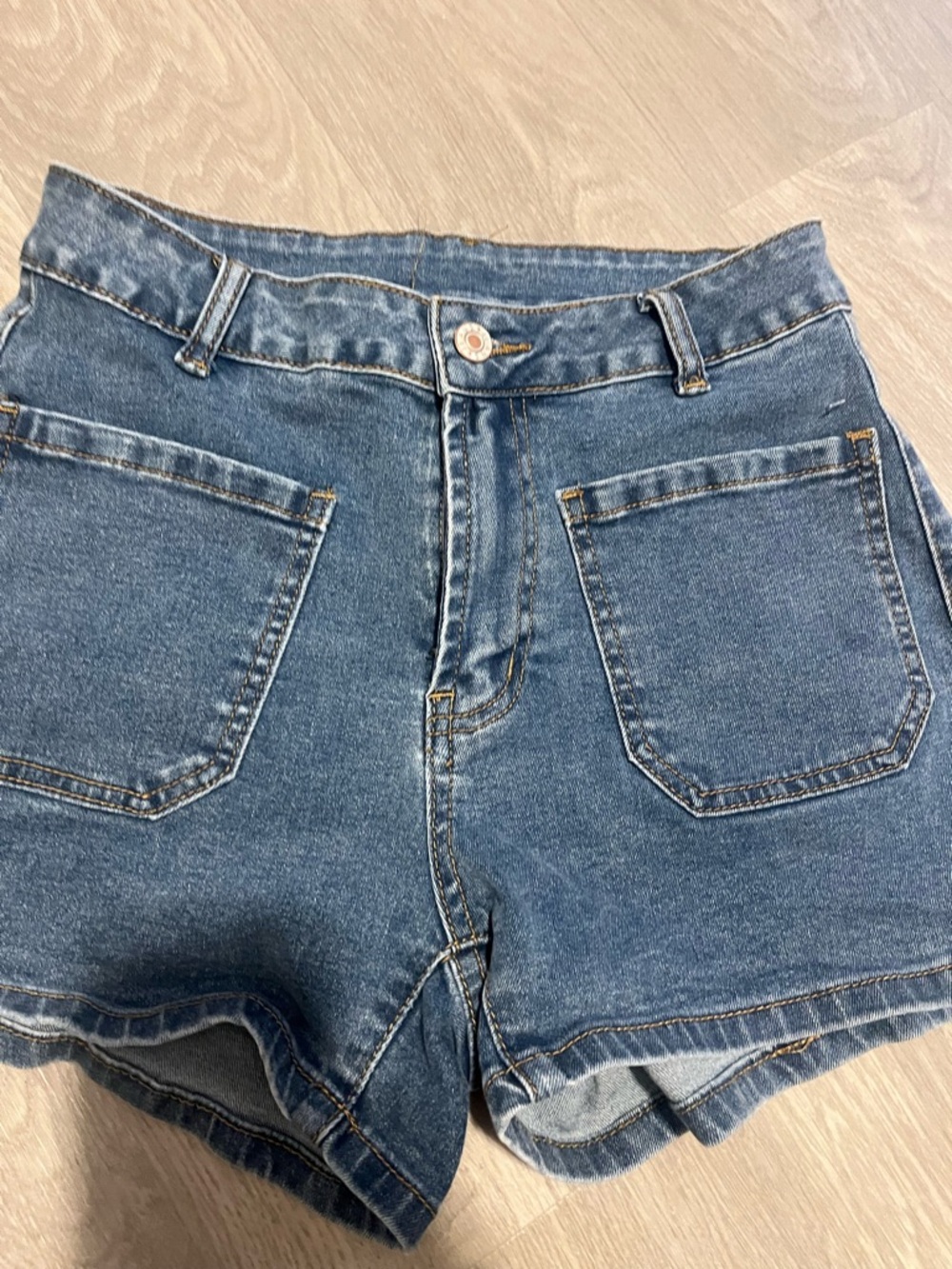 High-Waist Dark Blue Denim Y2K Shorts with Front Patch Pockets - Picture 3 of 6